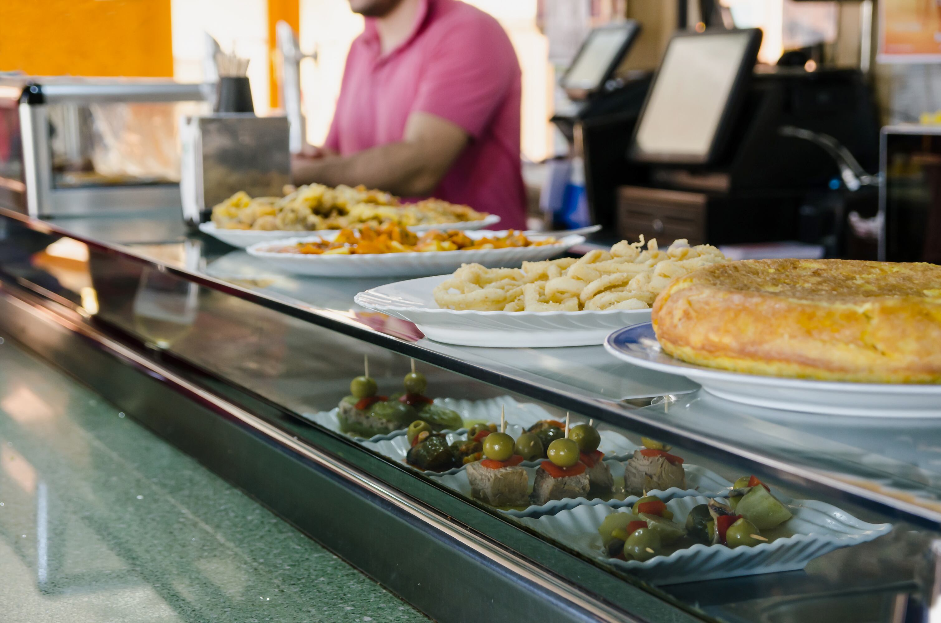 Comer al paso y apurado, un mal de estos tiempos (Alfonso de Tomas/Shutterstock)