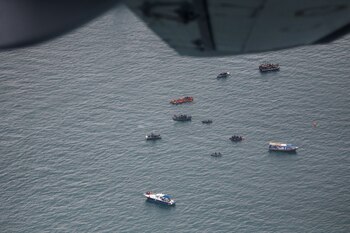 Una flota de barcos hacen