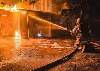Un bombero trabaja en el