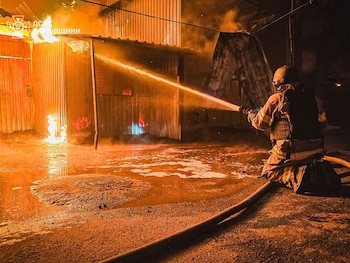 Un bombero trabaja en el