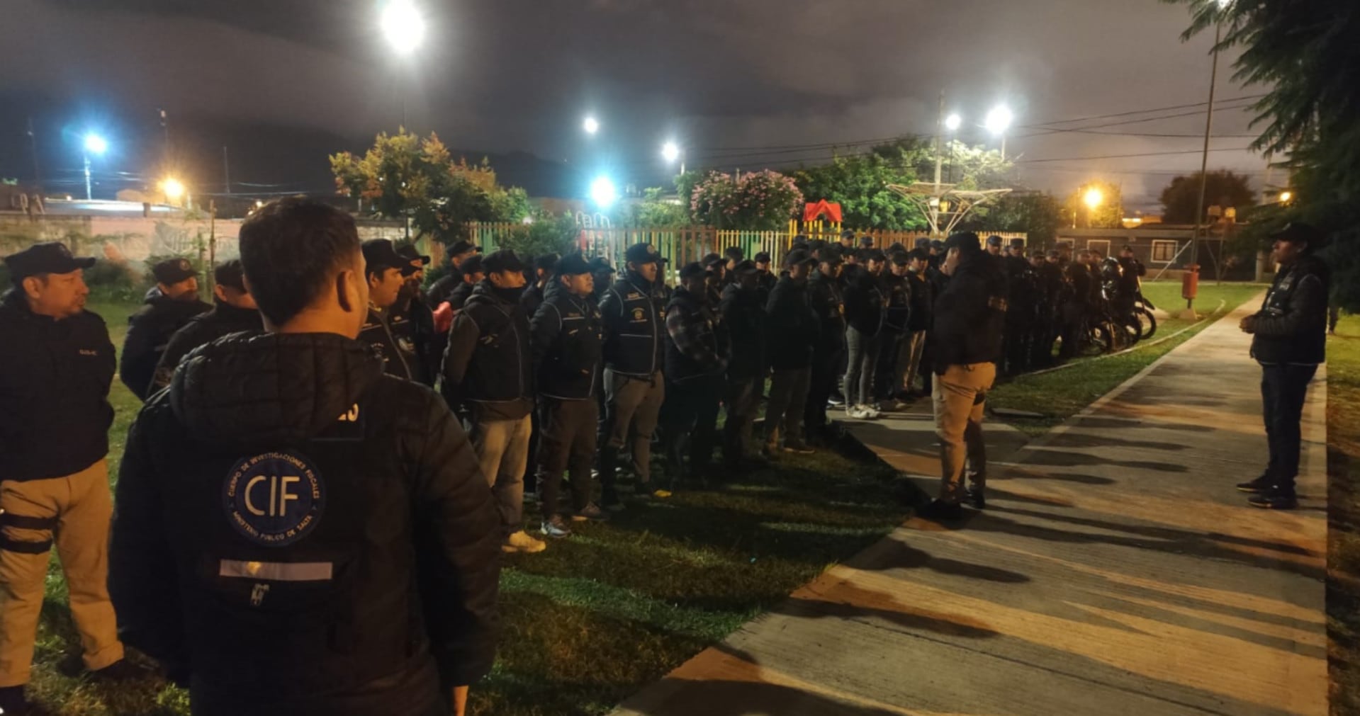 Efectivos del Cuerpo de Investigaciones Fiscales (CIF) y otras fuerzas de seguridad se preparan para una serie de allanamientos nocturnos en Salta, buscando a prófugos relacionados con el caso