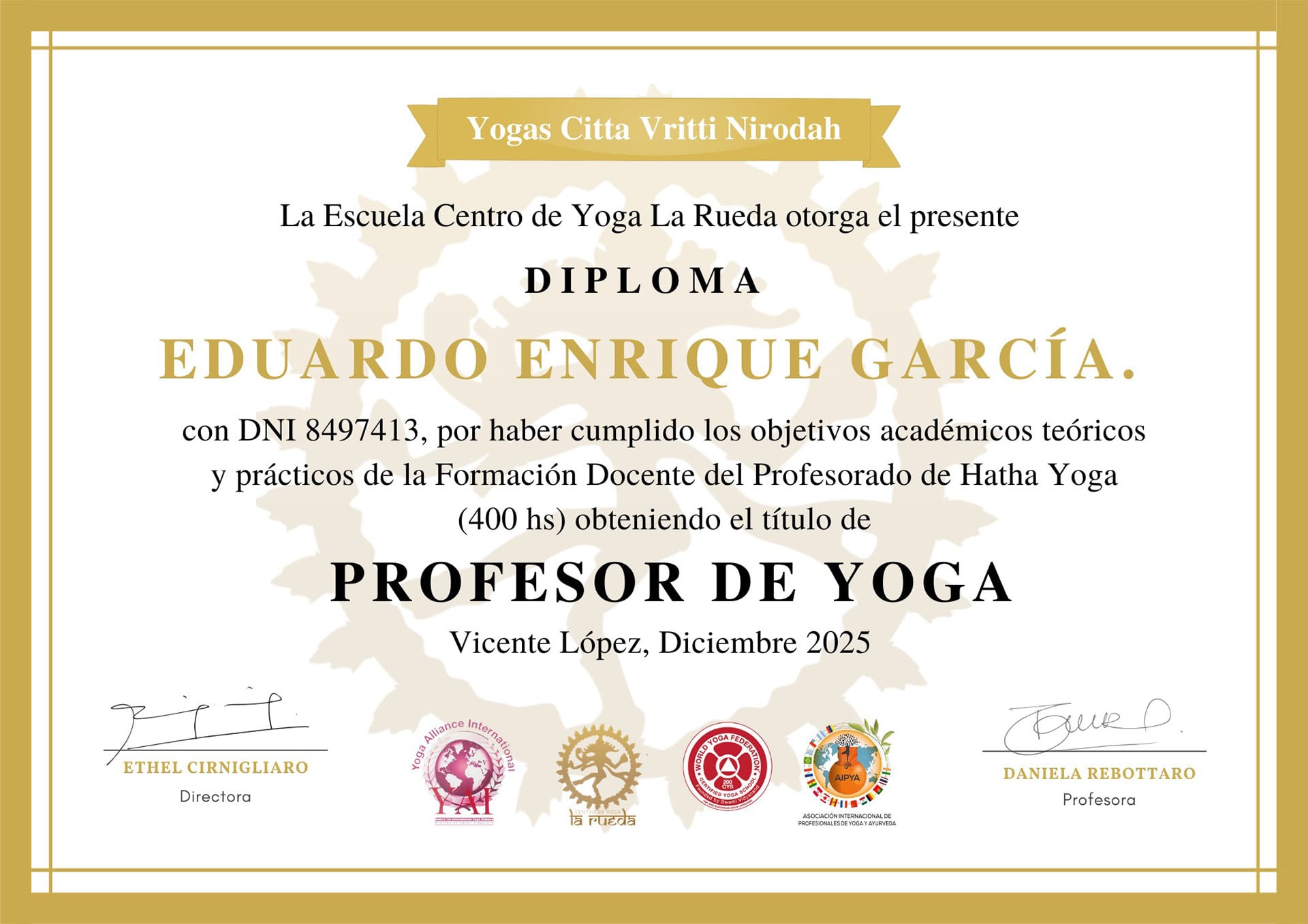 El diploma del flamante profesor de yoga Eduardo Enrique García