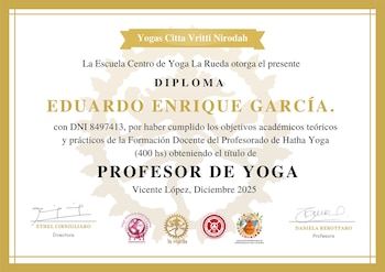 Un diploma enmarcado en dorado que certifica a Eduardo Enrique García como Profesor de Yoga, emitido por La Escuela Centro de Yoga La Rueda