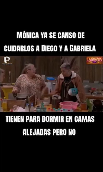 Mónica Torres, una mujer de mediana edad con blusa estampada, gesticula mientras habla con un hombre joven de cabello gris en una cocina