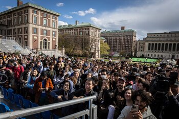 Estudiantes en al escalinata de