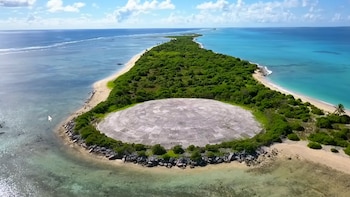 Una cúpula de hormigón permanece sellada en una isla del Pacífico desde hace décadas y nadie quiere abrirla