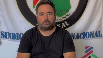 Una policía olvidó descargar su