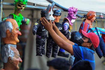 Varias personas compran tradicionales monigotes (muñecos) hoy, en Riobamba (Ecuador). EFE/ José Jácome