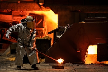 Un trabajador en una fábrica de acero de la empresa alemana ThyssenKrupp en Duisburg, en el noroeste de Alemania (EFE/EPA/FRIEDEMANN VOGEL)