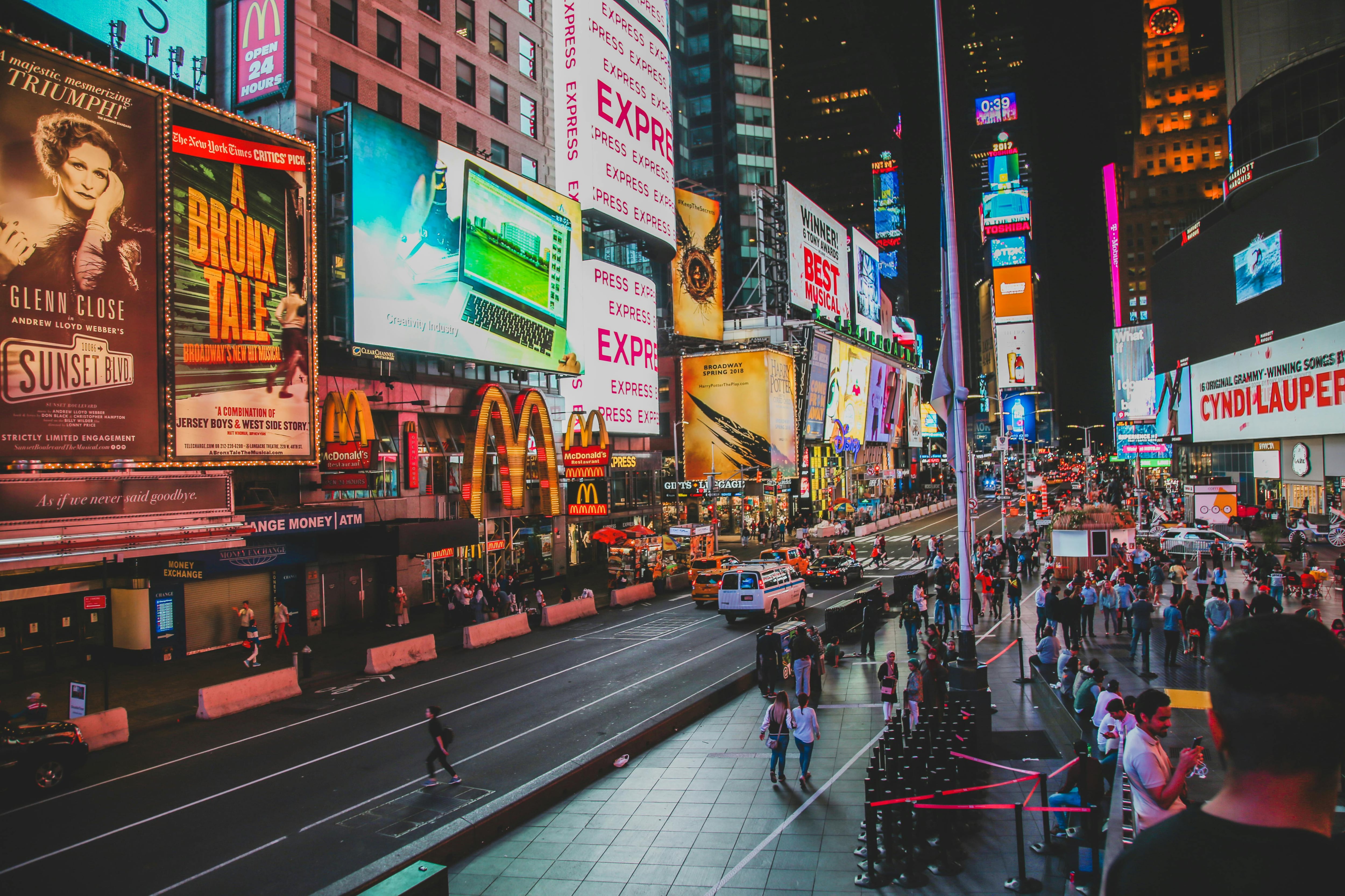 Kathy Hochul amplió en USD 150 millones el programa de créditos fiscales para Broadway y llevó el fondo total a USD 550 millones