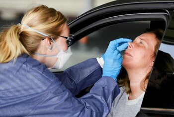 FOTO DE ARCHIVO: Una trabajadora