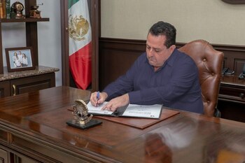 El gobernador Carlos Mendoza Davis,