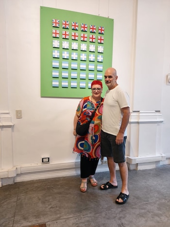 Los artistas Daniel Ontiveros y Rosana Fuertes en abril de 2026, frente a "Descolonizar", una obra de Fuertes.