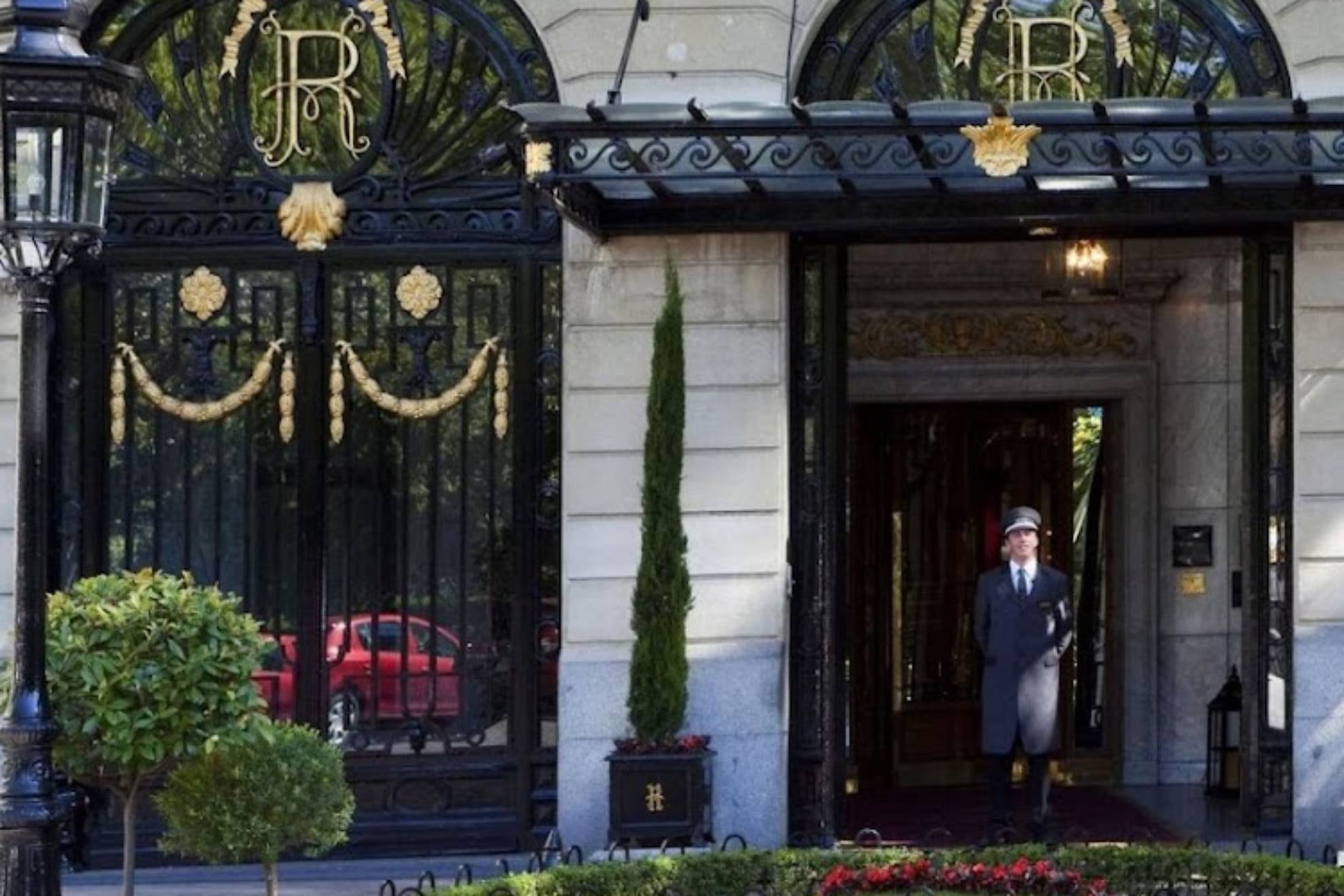 Detienen a un joven de 20 años que estafaba hoteles de lujo con una técnica nunca antes vista: pagaba un céntimo la noche