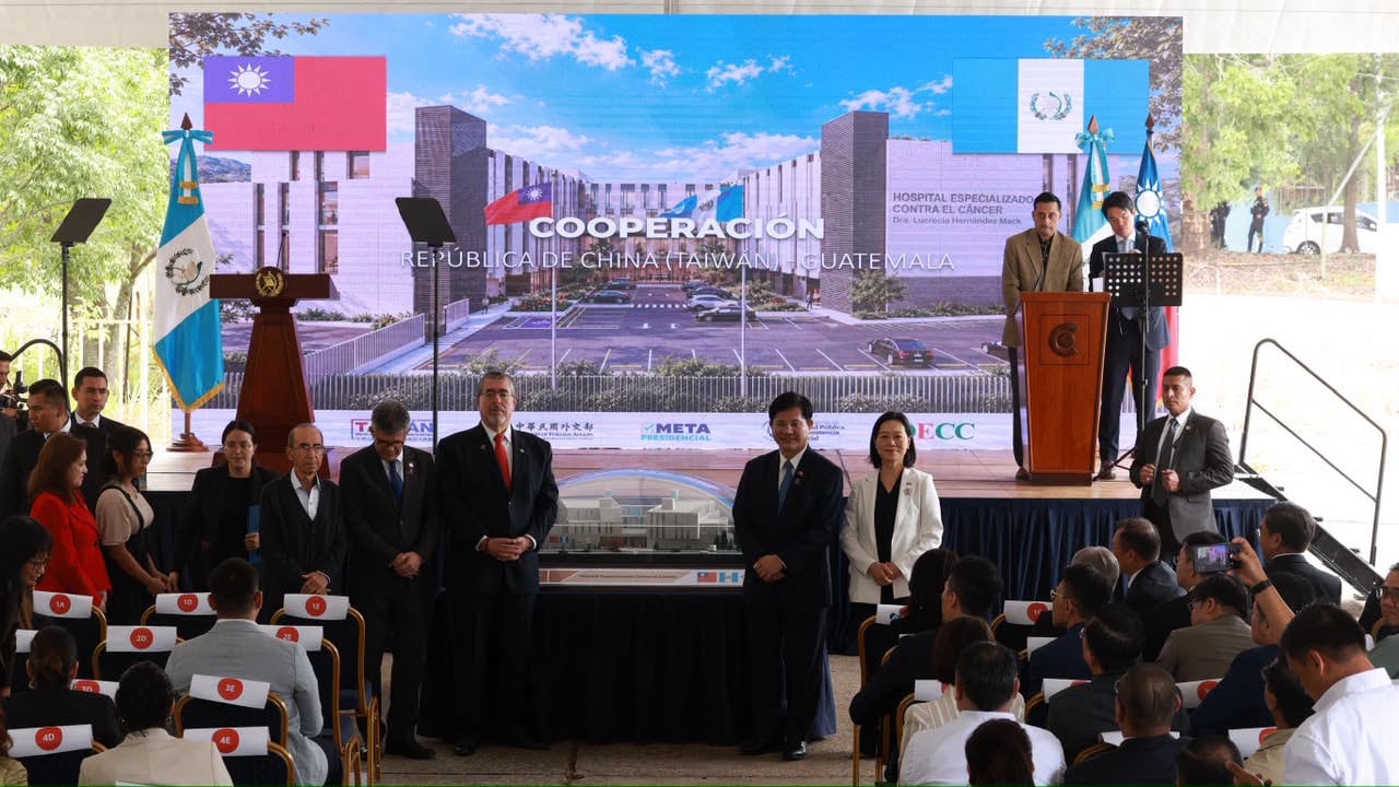 Autoridades de Guatemala y Taiwán aplauden junto a la maqueta del proyecto para el Hospital Especializado Contra el Cáncer. (Diario de Centroamerica)