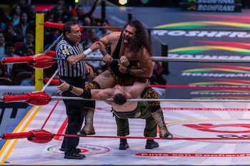 El camino al 93 Aniversario del Consejo Mundial de Lucha Libre (CMLL) sumó un nuevo episodio el 25 de agosto en la Arena México, donde Titán y Neón se llevaron la victoria de manera dramática sobre Volador Jr. y Villano III Jr. (Foto: Diego Cedrix)