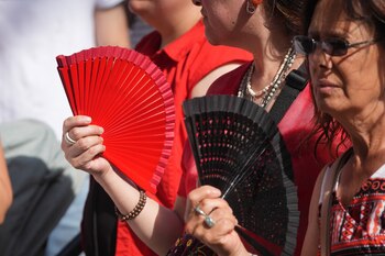 Varias personas se abanican por