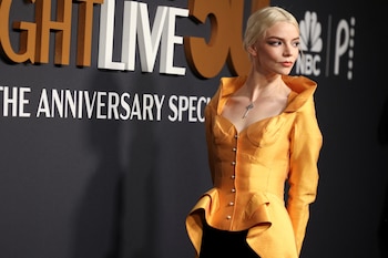 El collar plateado con colgante en forma de llave se convierte en el eje visual de una apuesta audaz sobre la alfombra roja (REUTERS/Caitlin Ochs)