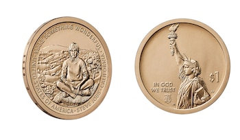 Dos caras de una moneda de dólar de color bronce sobre un fondo blanco; un lado muestra a Steve Jobs sentado, el otro la Estatua de la Libertad con el valor de $1