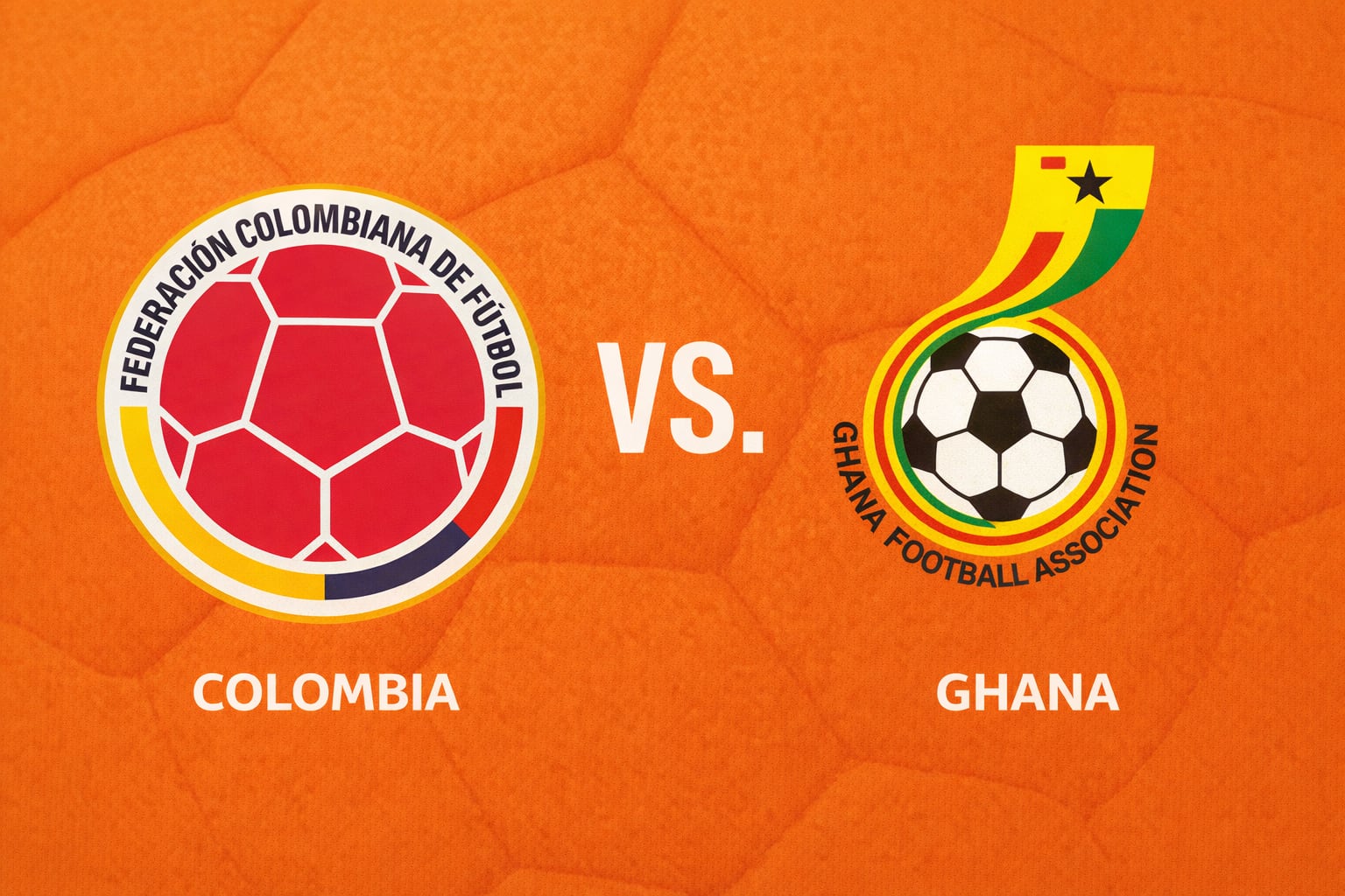 Los escudos de la Federación Colombiana de Fútbol y la Ghana Football Association se presentan uno frente al otro sobre un fondo naranja con textura de balón. (Imagen Ilustrativa Infobae)