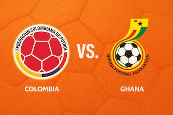Emblema de la Federación Colombiana de Fútbol y emblema de Ghana Football Association, con la palabra "VS." en el centro, sobre un fondo naranja con textura.