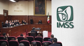 Sala de tribunal con jueces, público, fotógrafo, bandera de México, cuadro, frase "LA PATRIA ES PRIMERO" en pared y logotipo del IMSS.