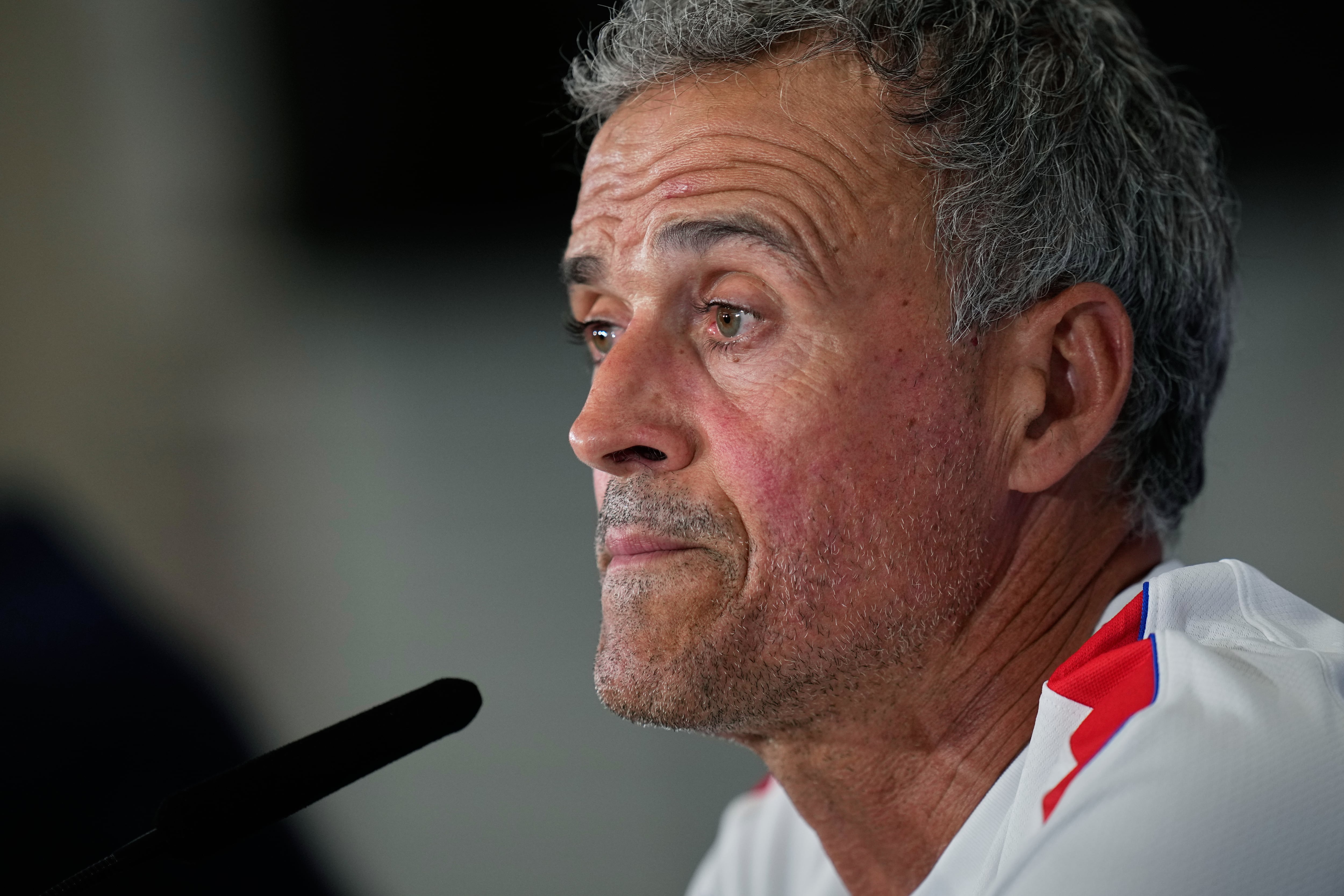 El entrenador del París Saint Germain, el español Luis Enrique, lamentó la escasa preparación de alguno de sus jugadores, sin tiempo para entrenar tras el Mundial, y rechazó hablar del mercado y, en especial, de Ferrán Torres que negocia su traspaso del Barcelona al vigente campeón de la Liga de Campeones. EFE/EPA/Darko Bandic / POOL