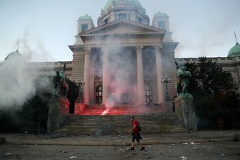 Un hombre pasa junto a