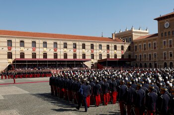 Los cadetes en la ceremonia de jura de bandera en la Academia Militar de Zaragoza. REUTERS/VINCENT WEST/POOL