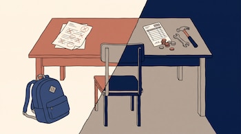 Un escritorio dividido con un examen corregido a la izquierda y herramientas con monedas a la derecha.