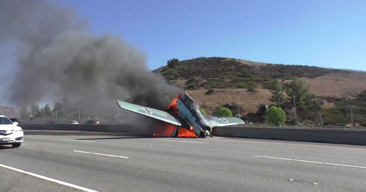Tragedia en el norte de Italia: un avión ligero se estrelló sobre una autopista y causó dos muertes - Infobae