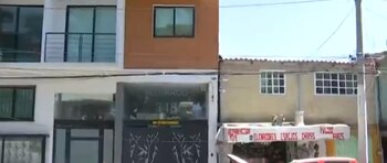 La televisora Telediario documentó el lugar del hallazgo de la recién nacida, que fue arrojada en el pequeño espacio entre estos dos inmuebles, en la alcaldía Iztacalco Foto: Impresión de pantalla Telediario