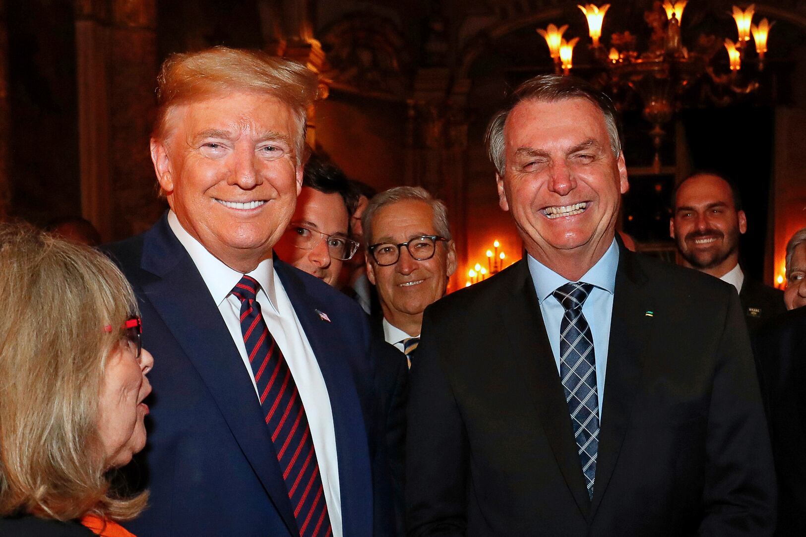 Trump junto al entonces presidente brasileño Jair Bolsonaro en una cena en Mar-a-Lago, Palm Beach, Florida, el 7 de marzo de 2020 (Alan Santos/Oficina de Prensa Presidencial de Brasil vía AP)
