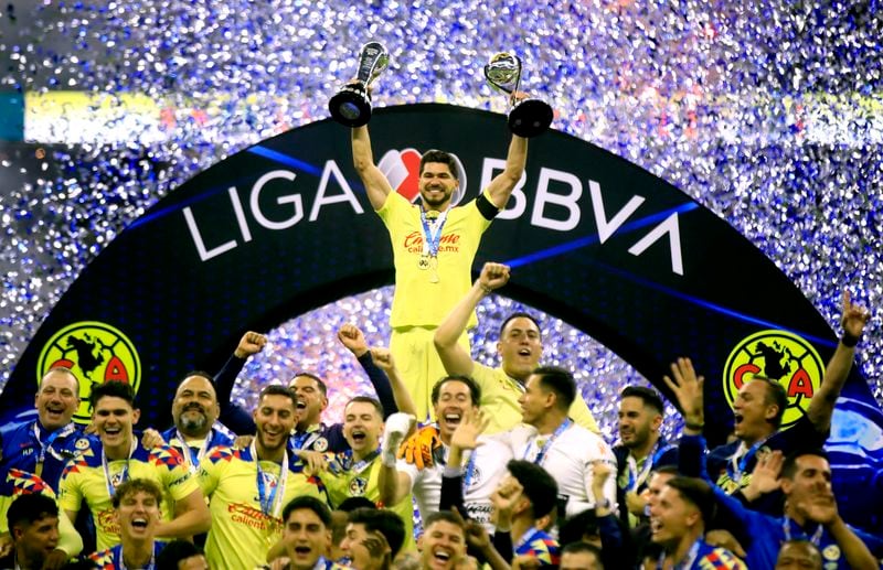 Triunfos legendarios del América, como el tricampeonato de 2024 y títulos internacionales, y de Cruz Azul, como el fin de su sequía en 2021, forman parte del legado deportivo del Azteca. (REUTERS/Raquel Cunha)