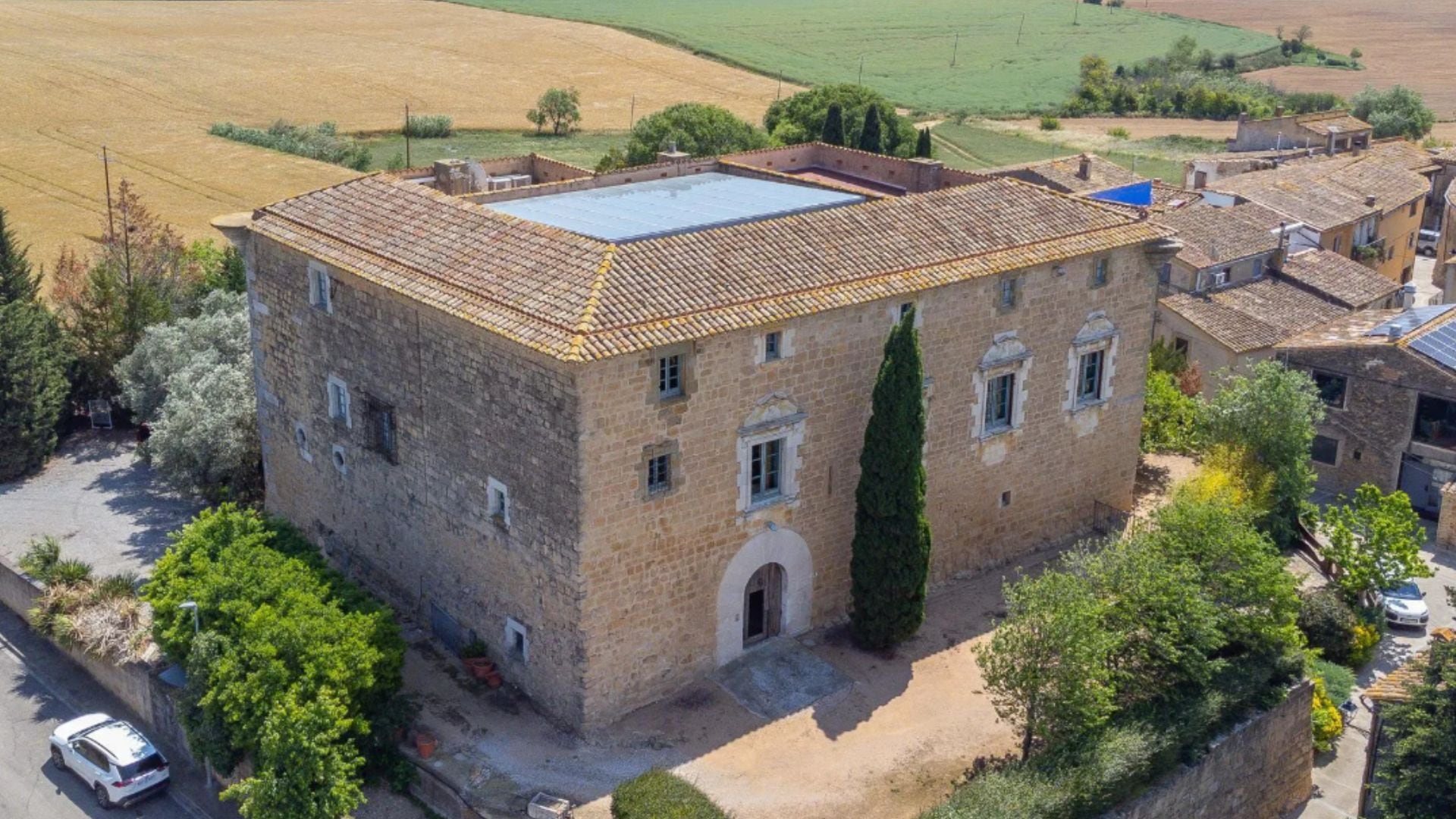 Fachada del Castell d’Orriols, un edificio documentado desde el siglo XIII y declarado Bien Cultural de Interés Nacional en 1988 (inmobiliaria Lucas Fox)