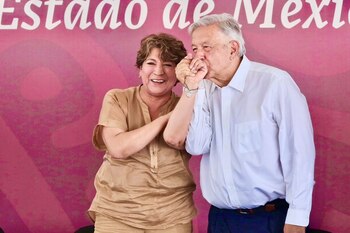 AMLO besa la mano de