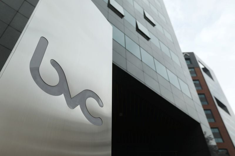 La TRM es fijada de acuerdo con el resumen contable de las operaciones reguladas que pasaron por todos los intermediarios, como los bancos, entre las 8:00 a. m. y la 1:00 p. m. en la Bolsa de Valores de Colombia (bvc) - crédito Luisa González/Reuters