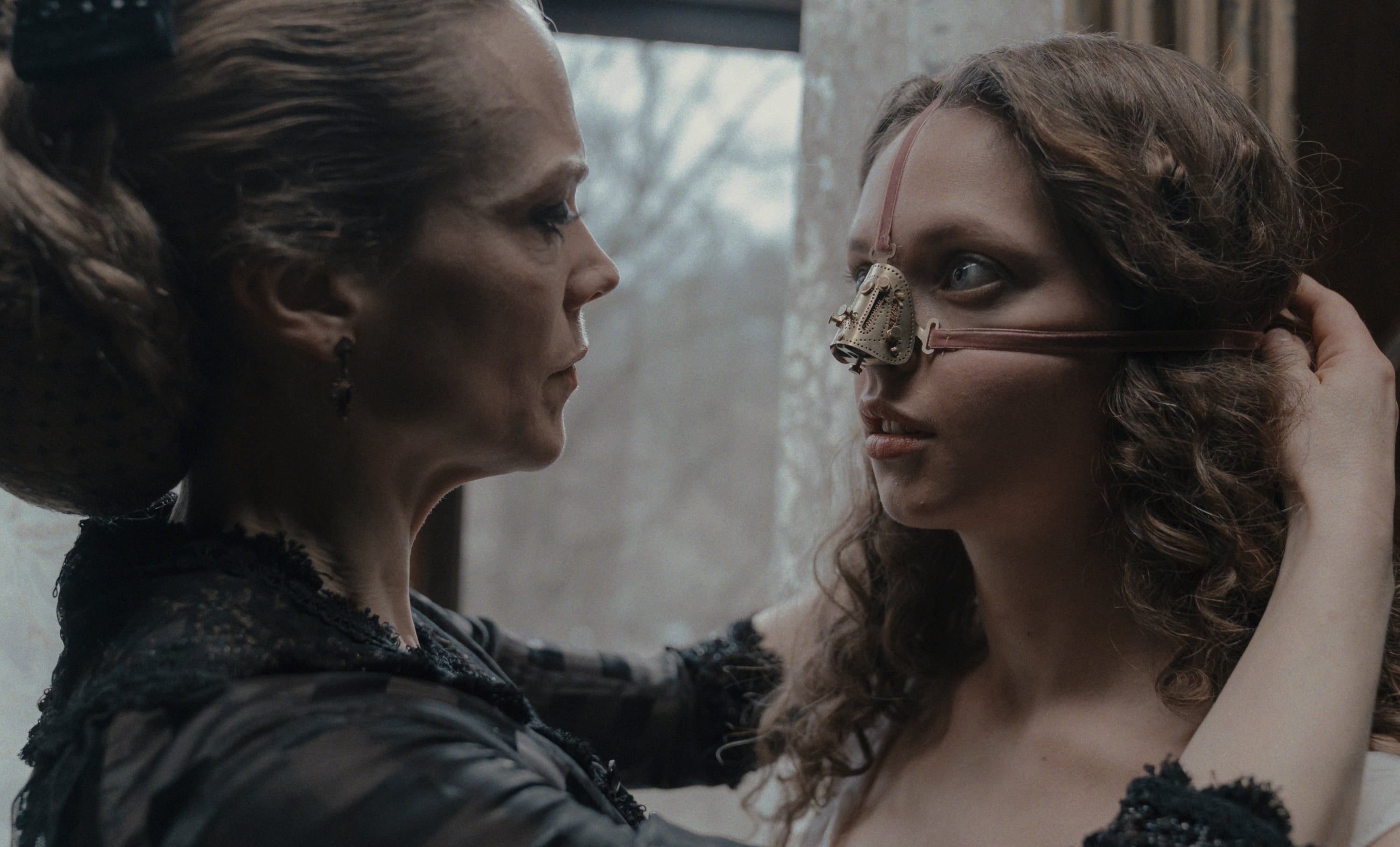 Ane Dahl Torp, a la izquierda, y Lea Myren en una escena de la película 'La Hermanastra Fea'.