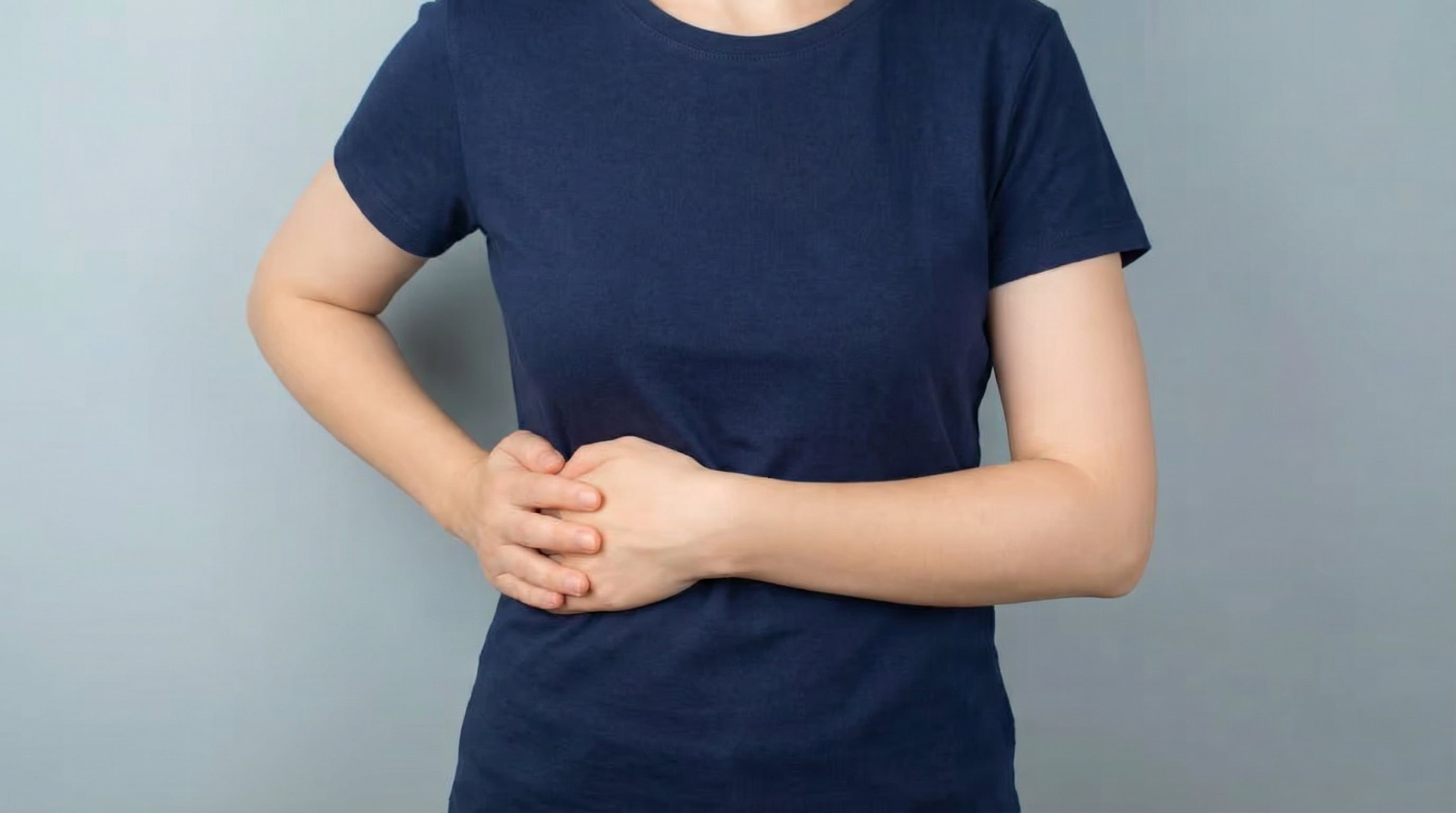 El dolor abdominal en la parte superior derecha tras comidas grasosas se identifica como síntoma clave de ataque de vesícula, según la Cleveland Clinic (Imagen Ilustrativa Infobae)