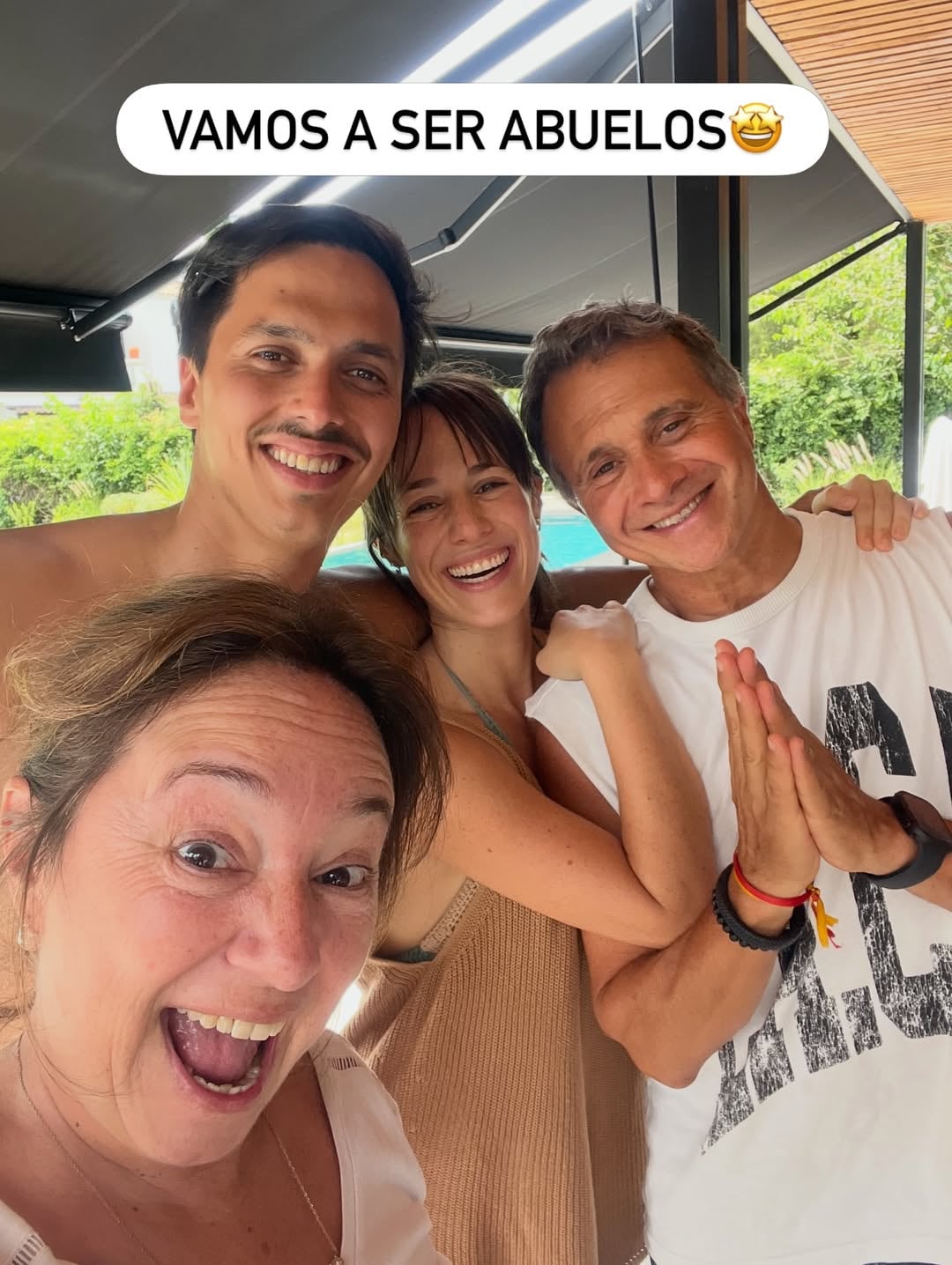 Sergio Lapegüe y su esposa, Bochi, emocionados por el embarazo de su hija Mica, aquí con el futuro papá Tomi Bartolomé