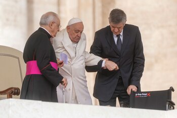 El papa Francisco es asistido