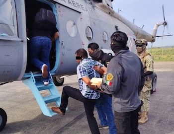 Galindo abordando un helicóptero de la Fuerza Aérea Mexicana. Crédito: Especial