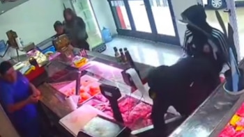 A los tiros, dos encapuchados robaron una carnicería en La Plata