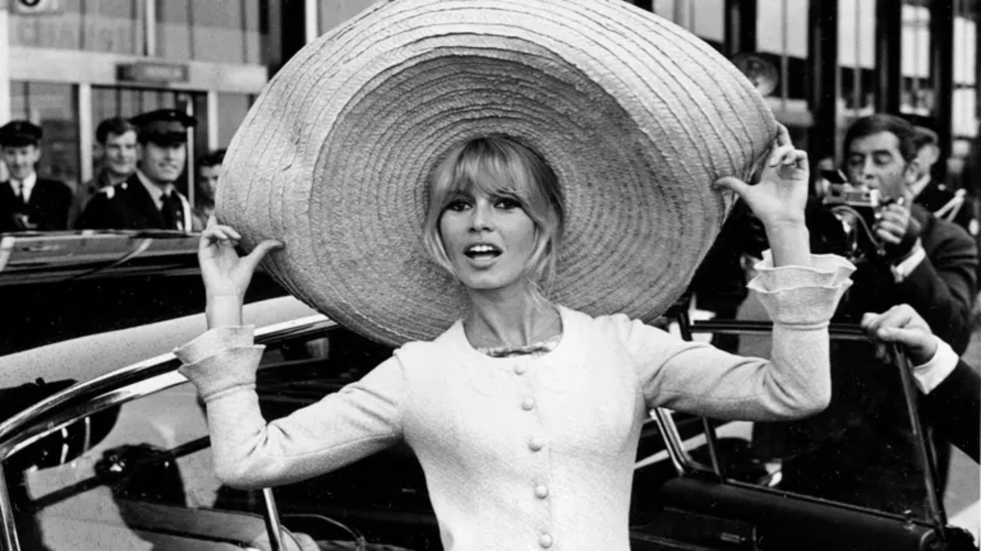 Una tarde, Brigitte Bardot, de 22 años, visitó los boxes de Fangio acompañada por su representante. Bardot invitó al campeón a cenar, pero este rehusó y la presentó a Menditeguy. La cena derivó en varios días de travesía por Saint-Tropez y la Costa Azul (AP)