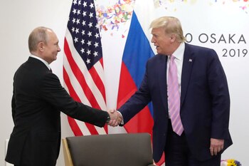 Vladimir Putin y el entonces presidente de EEUU Donald Trump. Rusia, según las evaluaciones de los servicios de inteligencia estadounidenses, pretende reforzar la candidatura del ex presidente, mientras que Irán favorece a su oponente, la vicepresidenta Kamala Harris (Sputnik/Mikhail Klimentyev/Kremlin via REUTERS)