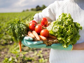 Agricultora sujetando verduras (Freepik)