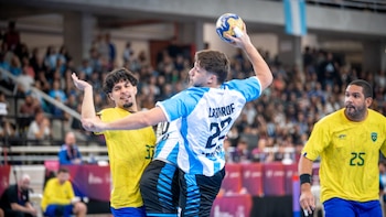 Argentina venció 18-17 a Brasil en el handball de los Suramericanos: la atajada clave en los últimos 2 minutos para sostener el triunfo