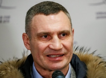 Imagen de archivo del alcalde de Kiev y excampeón de peso completo de boxeo, Vitaly Klitschko, habla con periodistas durante la apertura del primer centro de reclutamiento de las Fuerzas de Defensa Territorial Ucranianas en el centro de Kiev, Ucrania. 2 de febrero, 2022. REUTERS/Gleb Garanich/Archivo