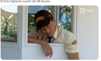 Un guardia de seguridad de origen asiático, con gorra negra y uniforme beige con insignia peruana, se inclina por una ventana, con los ojos cerrados, mostrando cansancio