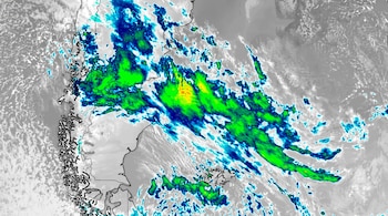 Imagen satelital meteorológica con costas delineadas de Chile y Argentina y una gran masa de nubes de colores sobre el Océano Atlántico.